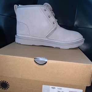 UGG KIDS NEUMEL FEA 5 NEVER WORN IN BOX